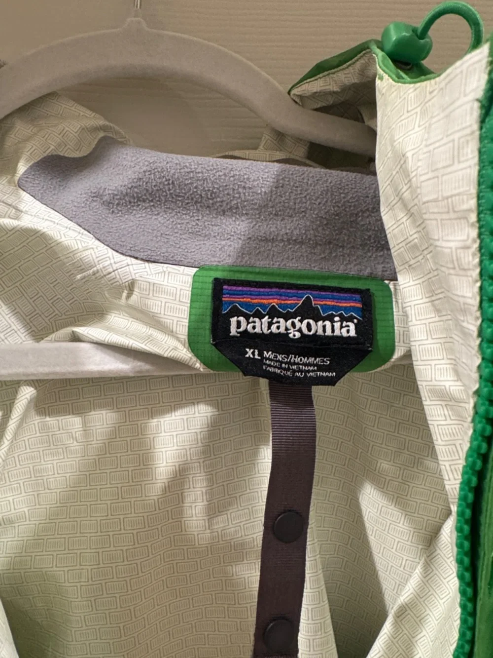 Patagonia men’s Bright Green Hooded Shell Jacket - Picture 3 of 8